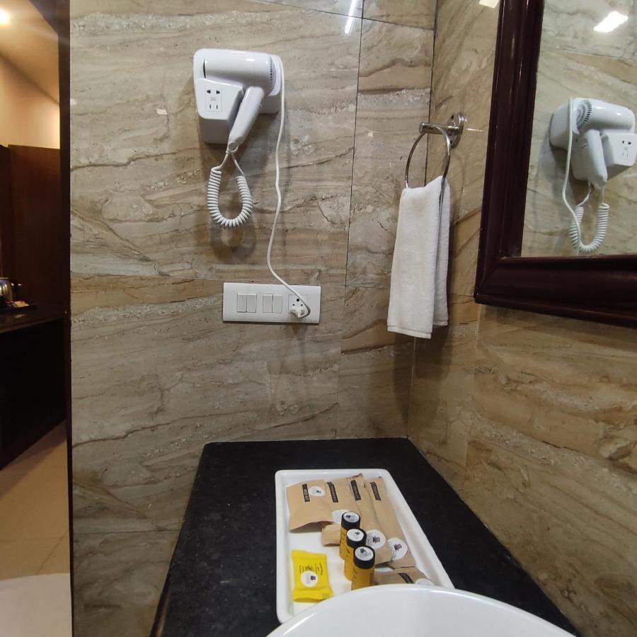 Q Saina S K Regency Rishikesh Otel Dış mekan fotoğraf