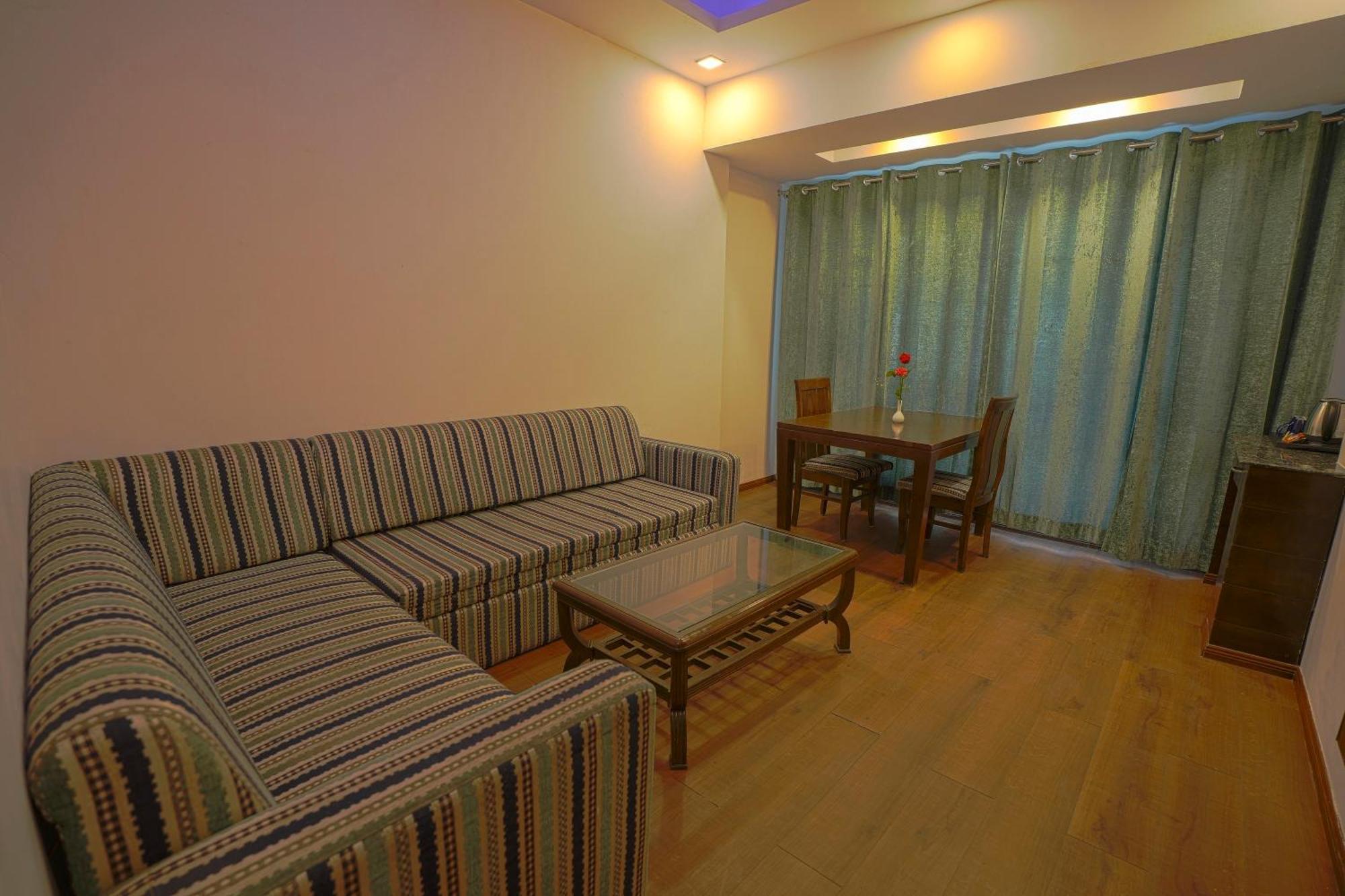 Q Saina S K Regency Rishikesh Otel Dış mekan fotoğraf