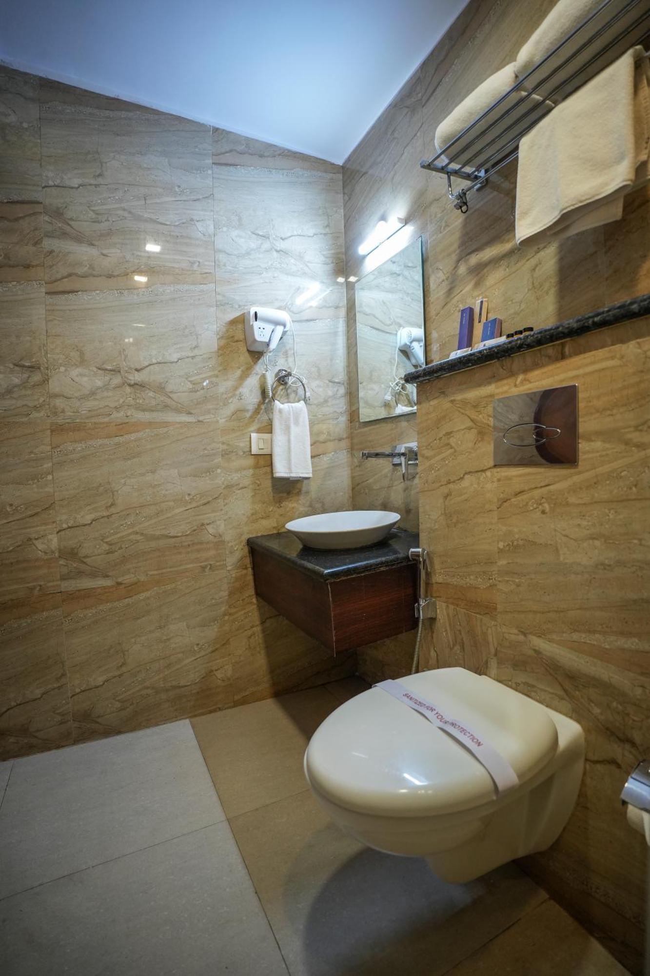 Q Saina S K Regency Rishikesh Otel Dış mekan fotoğraf